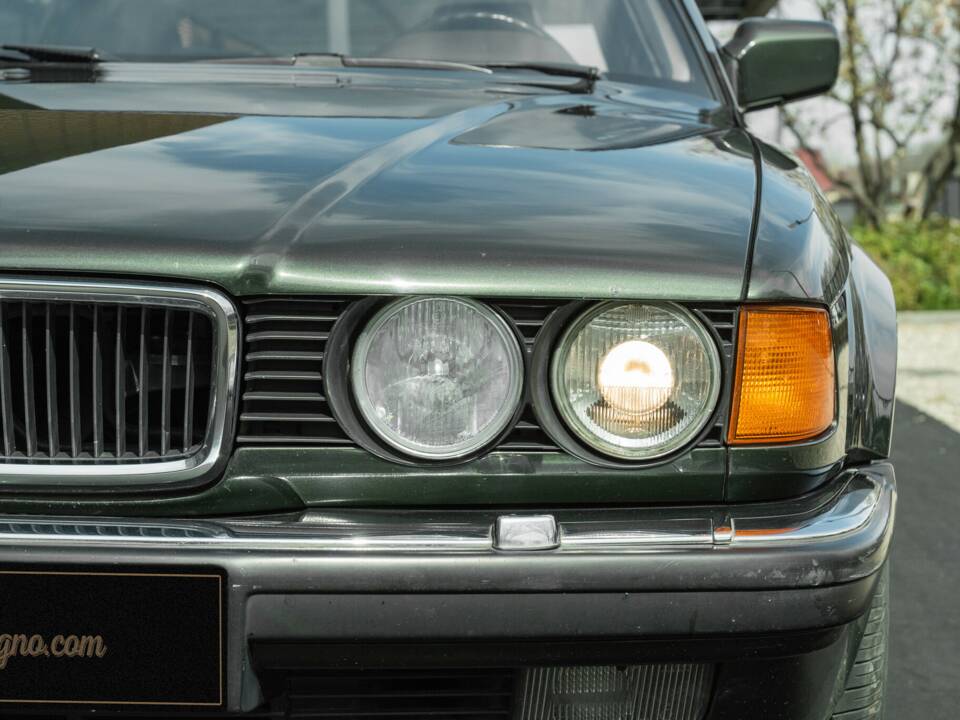 Image 11/36 of BMW 750iL (1989)