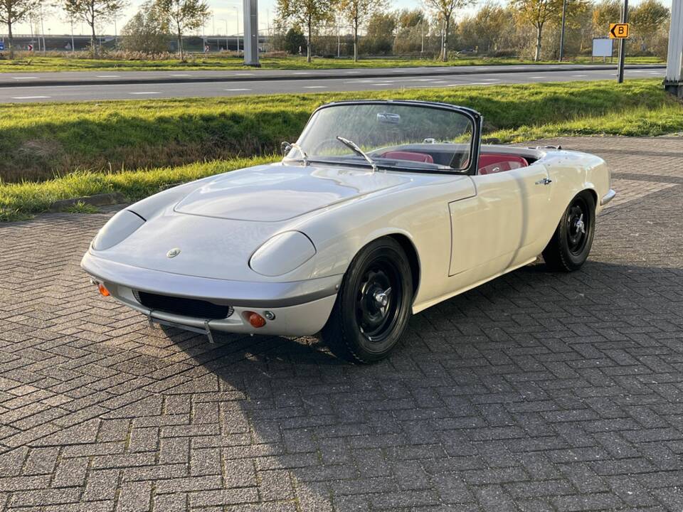 Image 8/8 of Lotus Elan (1965)