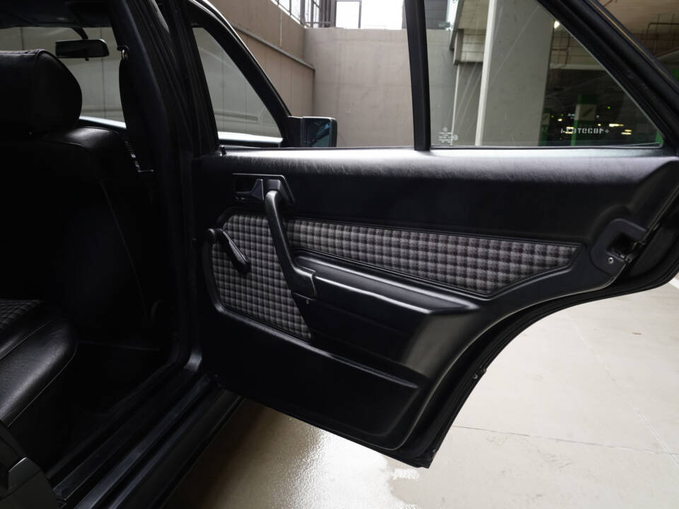 Image 30/83 of Mercedes-Benz 190 E 2.3-16 (1984)