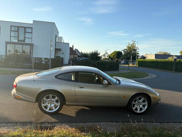 Imagen 7/8 de Jaguar XK8 4.0 (1998)