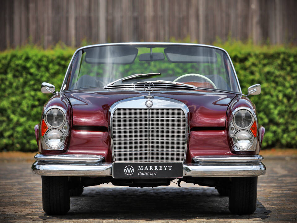 Image 8/71 of Mercedes-Benz 220 SE b (1961)