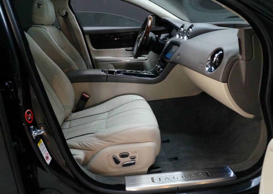 Immagine 31/32 di Jaguar XJ 5.0 (2011)