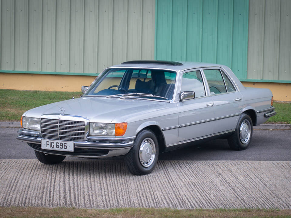 Image 2/32 de Mercedes-Benz 280 SE (1975)