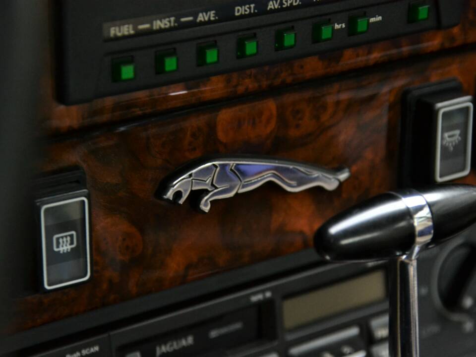 Image 21/29 de Jaguar XJ 12 (1992)