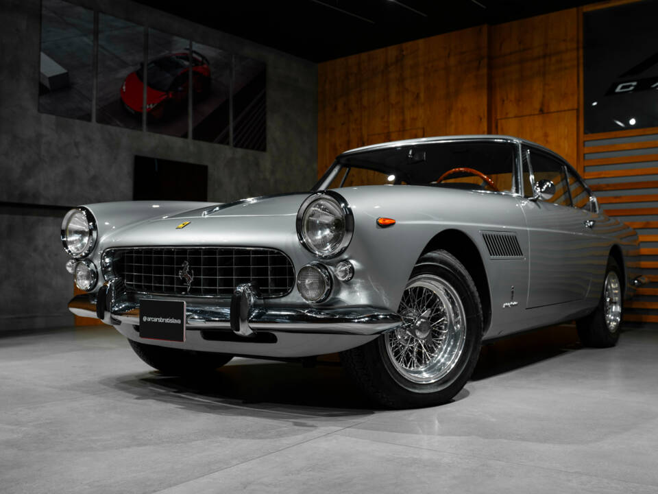 Image 2/43 of Ferrari 250 GT&#x2F;E (1963)