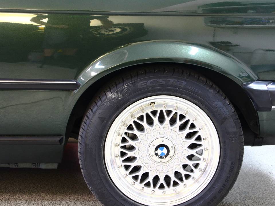 Image 16/34 de BMW 325i (1987)