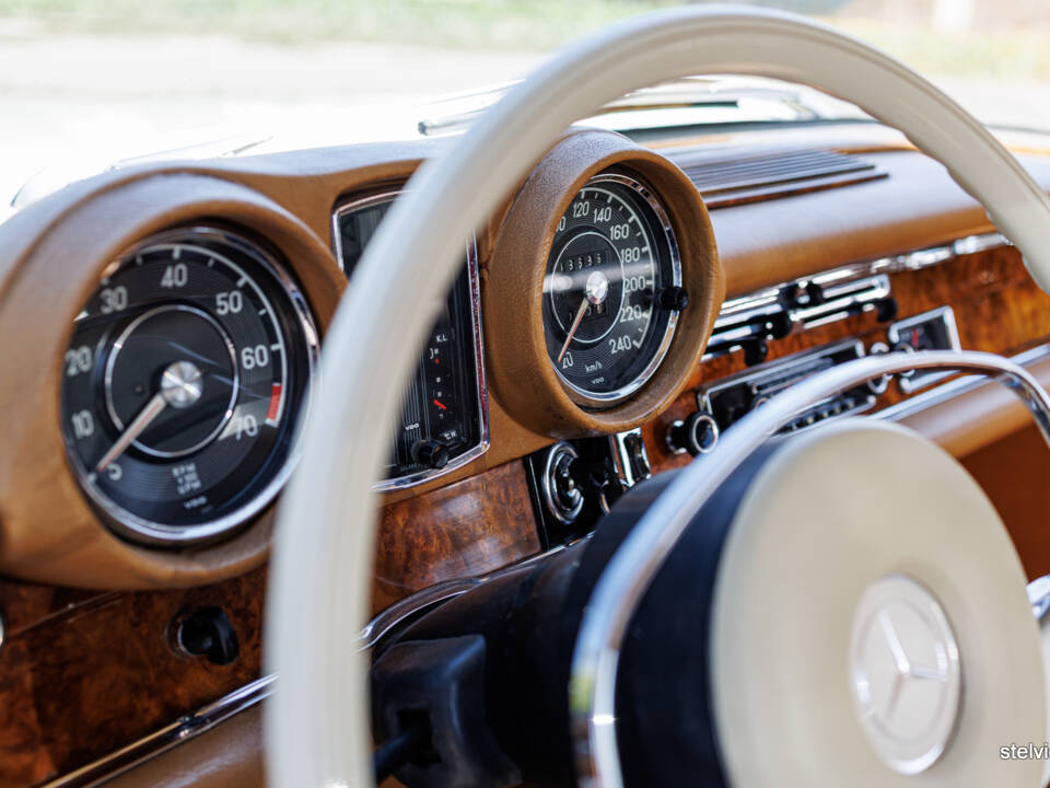 Image 30/38 of Mercedes-Benz 280 SE 3,5 (1970)