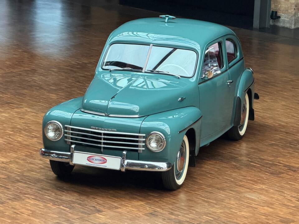 Image 2/34 of Volvo PV 444 (1951)
