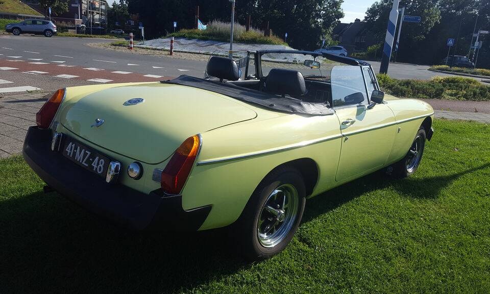Image 4/8 of MG MGB (1976)
