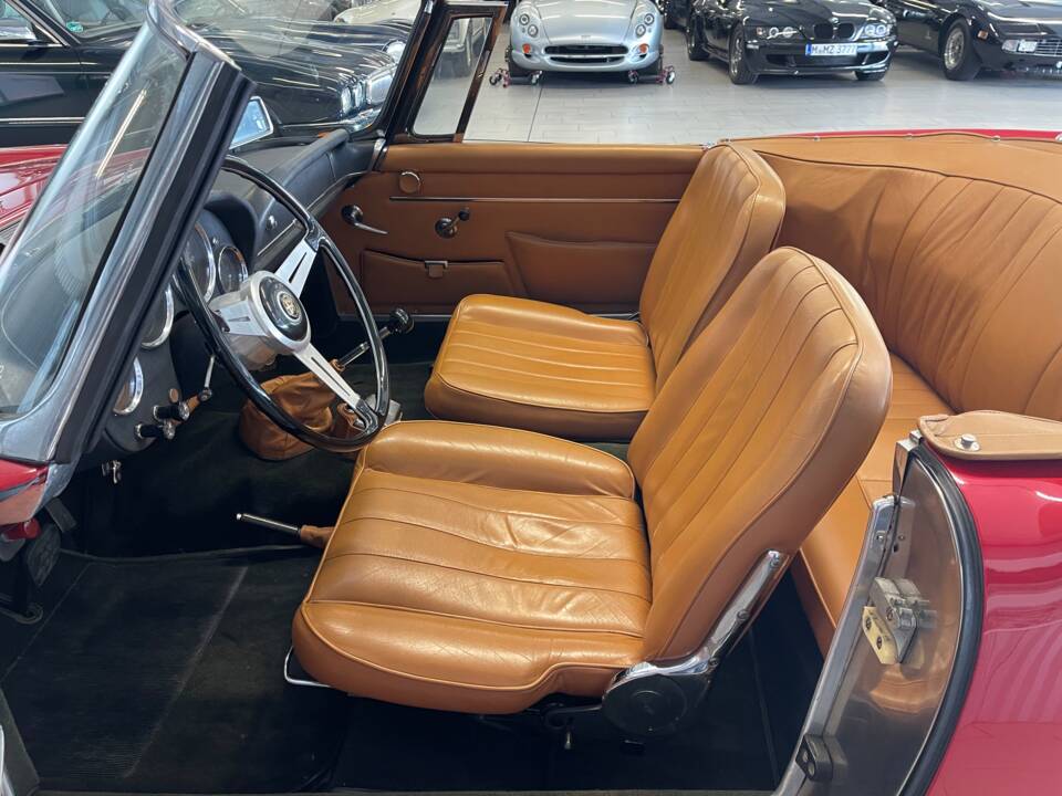 Image 12/14 of Alfa Romeo 2600 Spider (1963)
