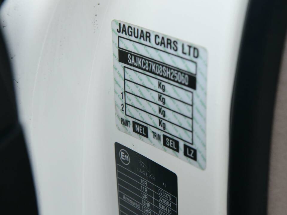 Image 24/50 of Jaguar XJ 8 4.2 (2008)