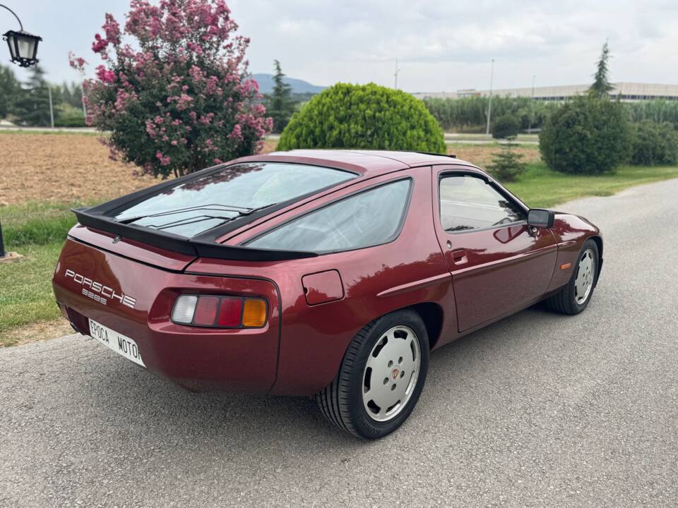 Image 28/32 of Porsche 928 S (1988)