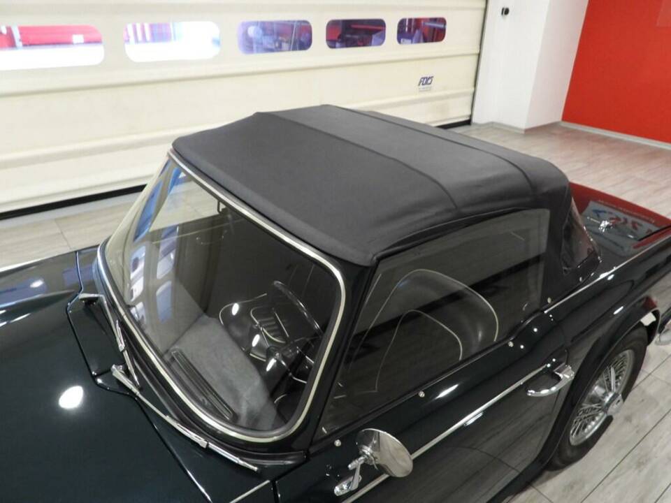 Image 2/15 of Triumph TR 4A (1967)