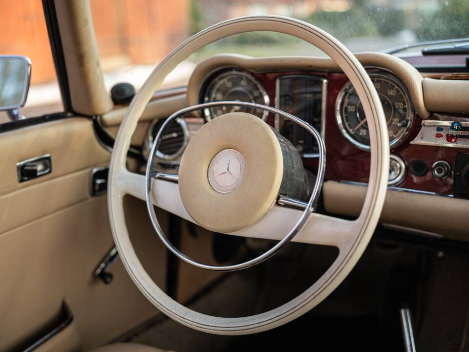 Image 34/70 de Mercedes-Benz 230 SL (1966)