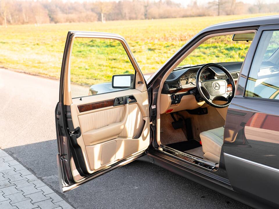 Bild 13/38 von Mercedes-Benz 500 E (1991)
