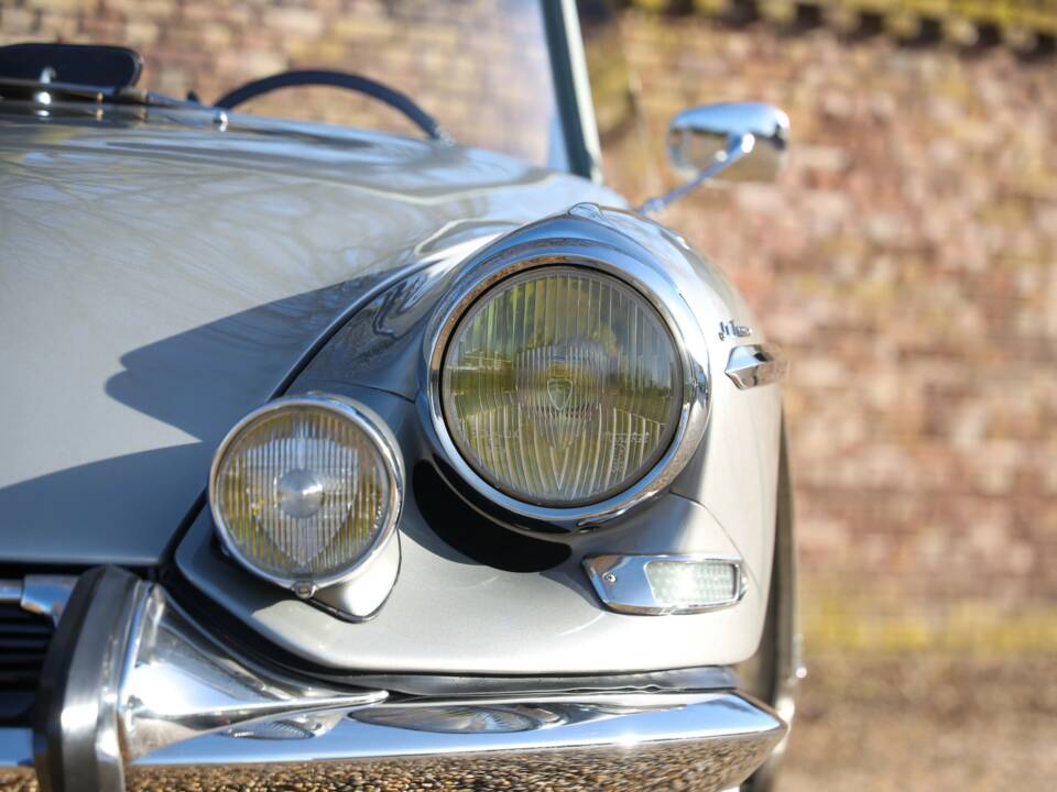 Image 17/50 of Citroën DS 21 Chapron (1963)