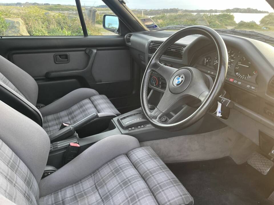 Image 8/12 of BMW 325i (1990)