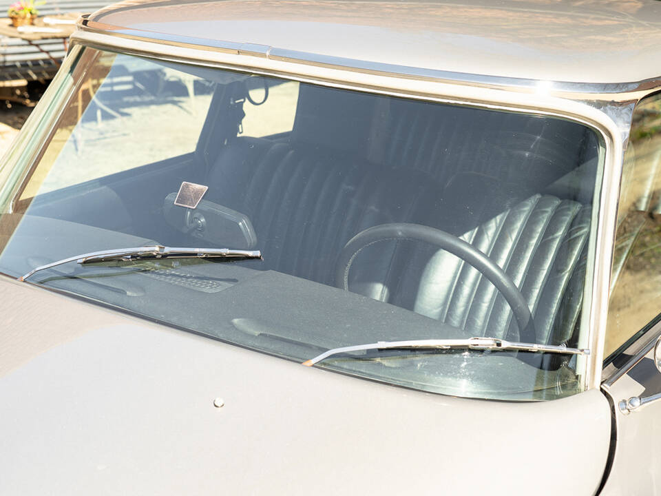 Image 17/53 of Citroën DS 23 Pallas (1972)