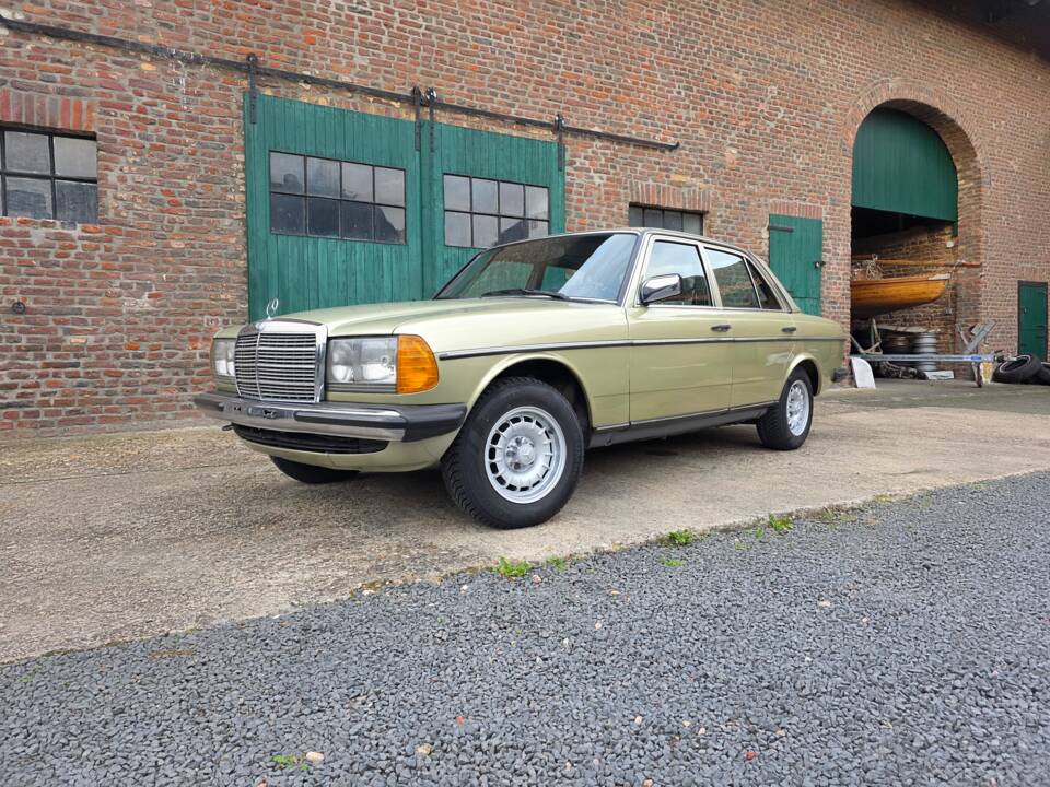 Image 6/73 of Mercedes-Benz 230 E (1985)