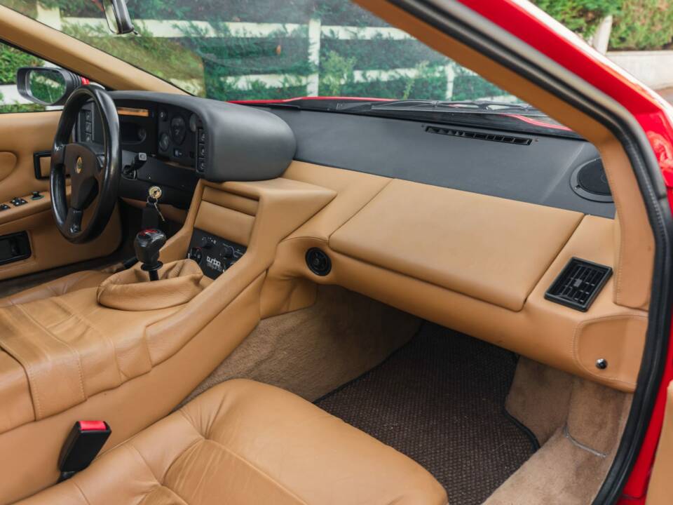 Image 14/22 of Lotus Esprit Turbo HC (1989)