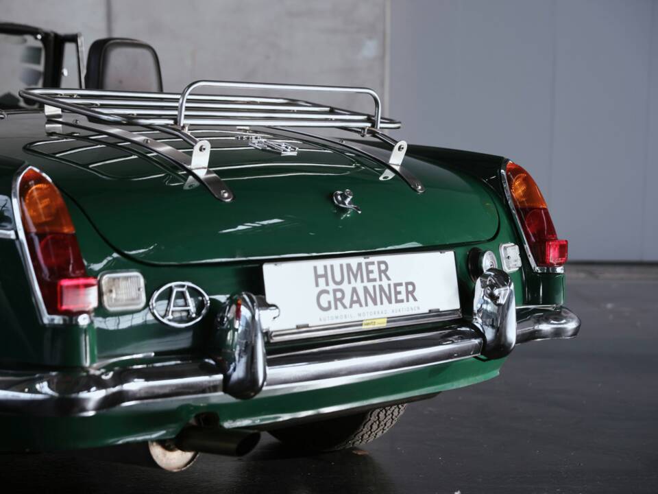 Image 13/41 of MG MGC (1969)