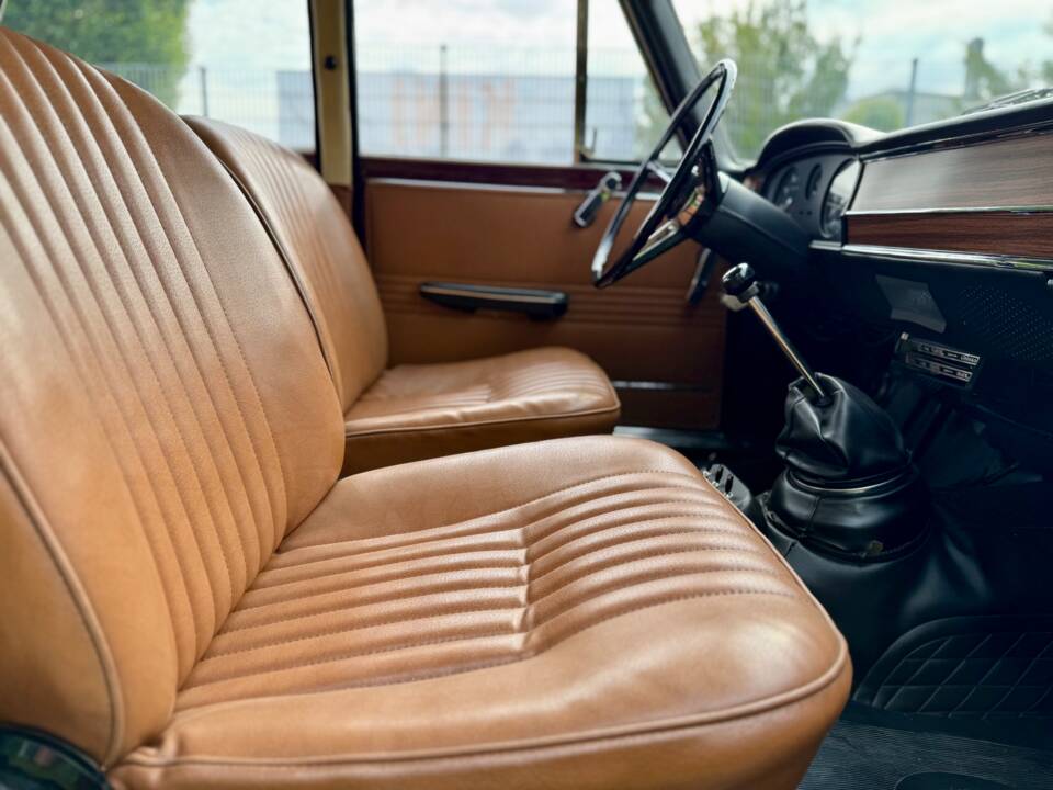 Image 15/24 of Alfa Romeo Giulia 1300 Super (1972)