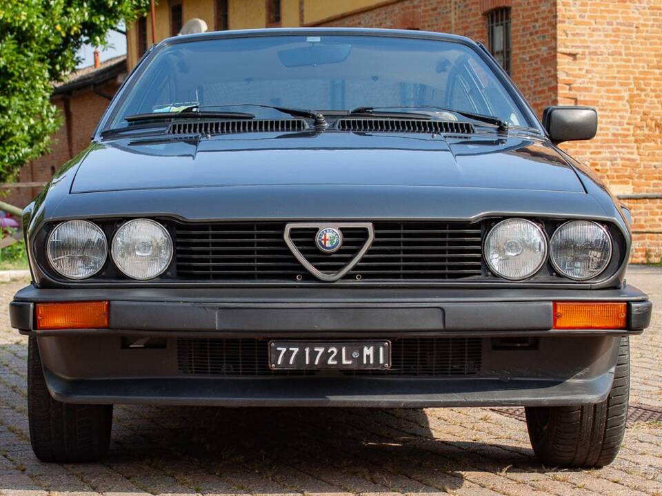 Image 2/10 of Alfa Romeo GTV 2.0 (1981)