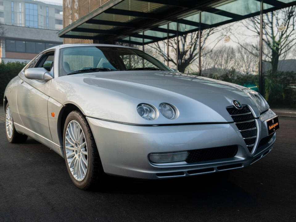 Immagine 2/46 di Alfa Romeo GTV 2.0 JTS (2003)