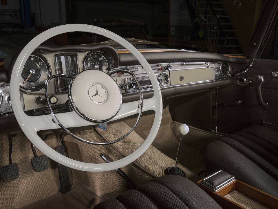 Pagode 230 SL, Interior