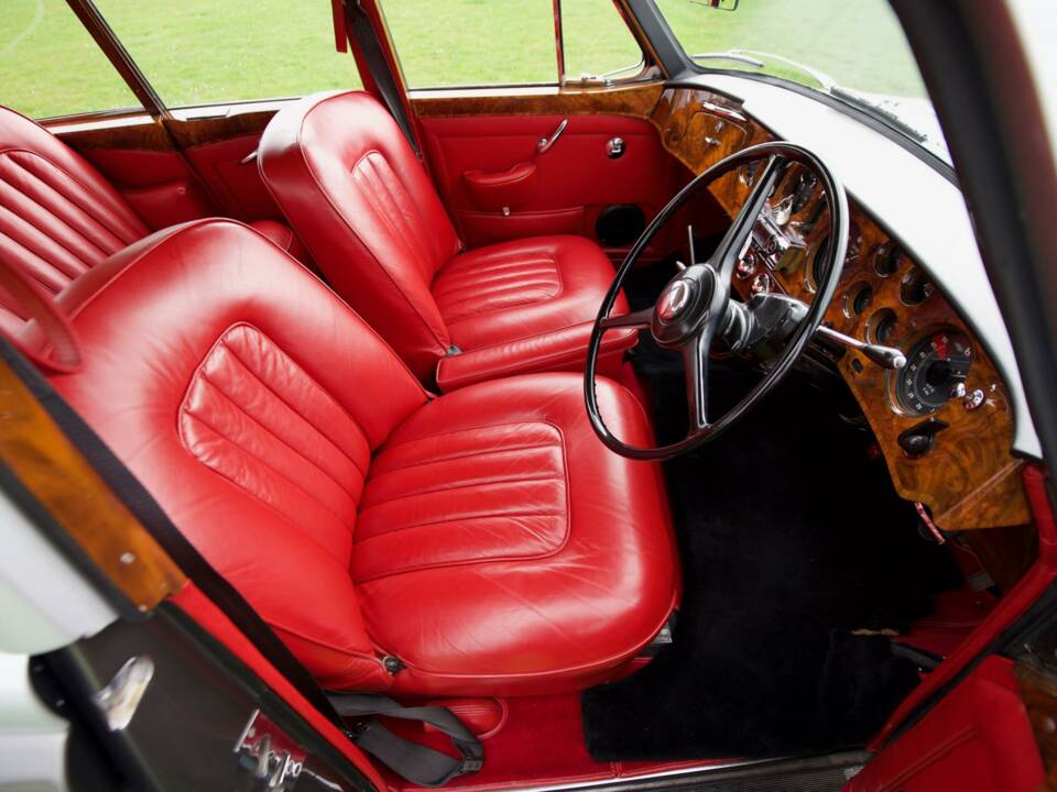 Image 18/50 of Bentley S 2 (1960)