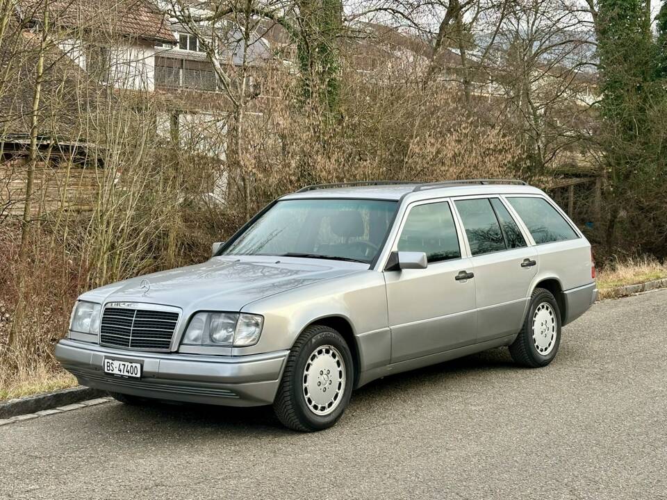 Image 10/16 of Mercedes-Benz E 300 Turbodiesel T (1996)