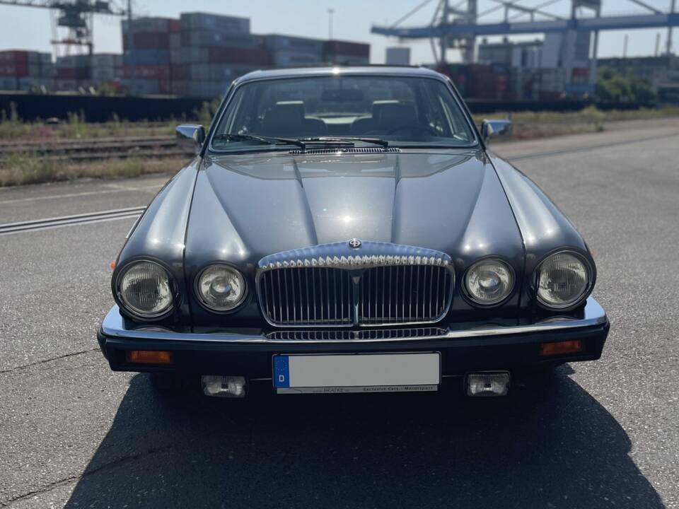 Bild 1/7 von Daimler Double Six (1992)