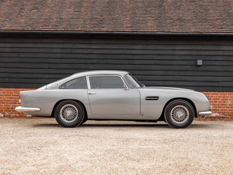 Immagine 2/74 di Aston Martin DB 5 Vantage (1964)