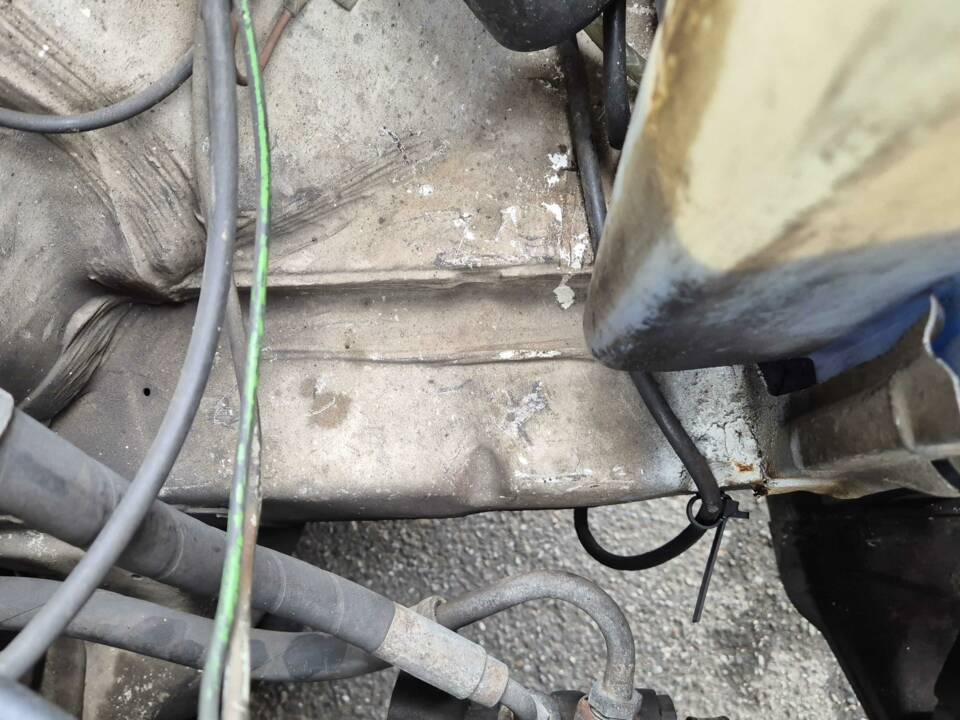 Motorraum vorn links ist rostfrei