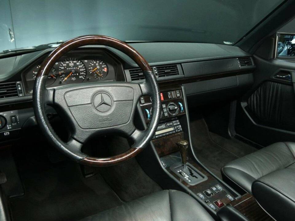 Immagine 13/30 di Mercedes-Benz E 320 &quot;Final Edition&quot; (1997)