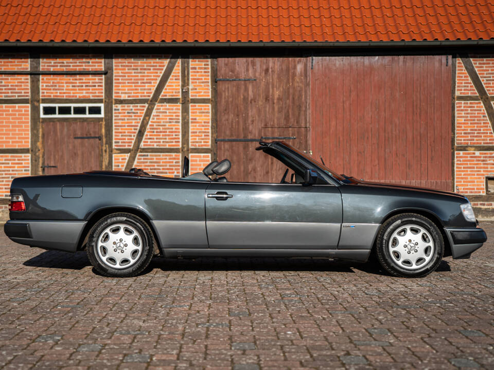 Image 12/44 de Mercedes-Benz 300 CE-24 (1993)