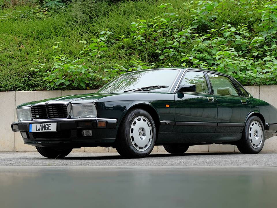 Image 13/77 de Jaguar XJ 40 (XJ-R) (1993)