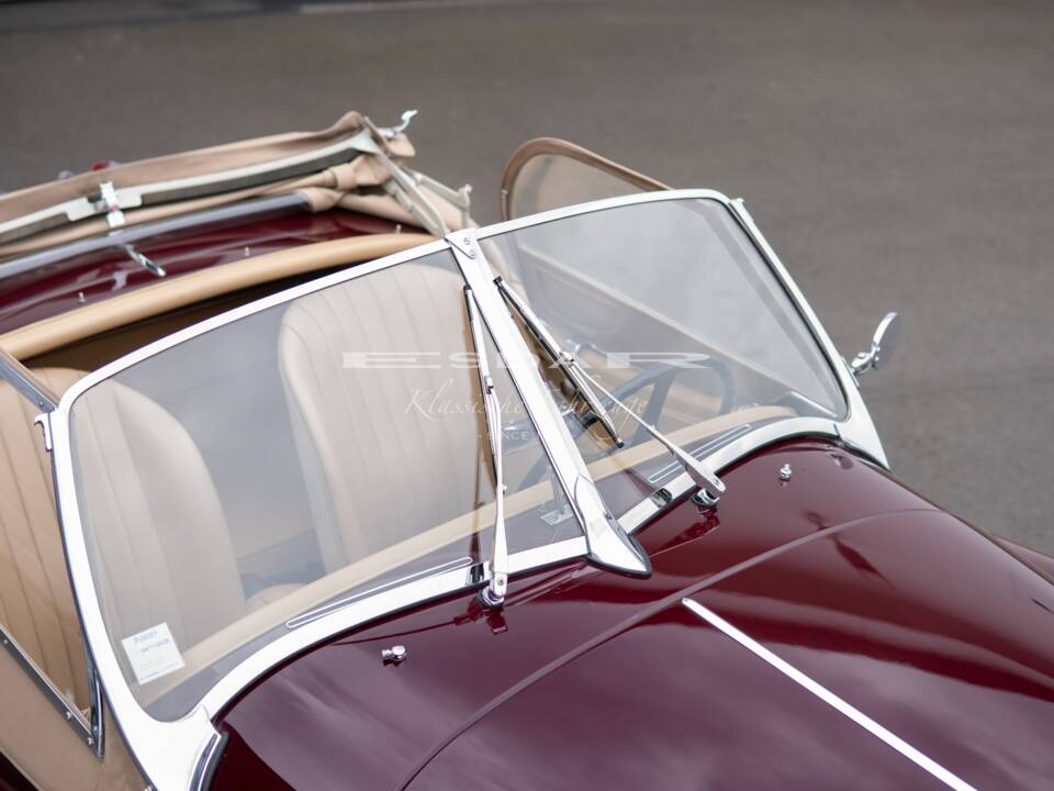 Image 21/32 de Jaguar XK 140 OTS (1955)