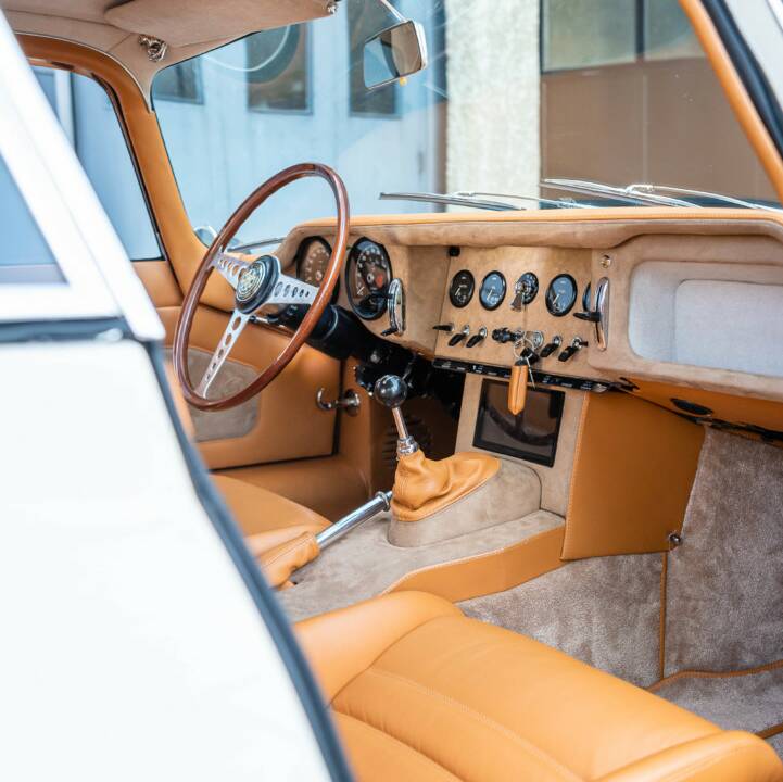 Imagen 2/50 de Jaguar E-Type 4.2 (1965)