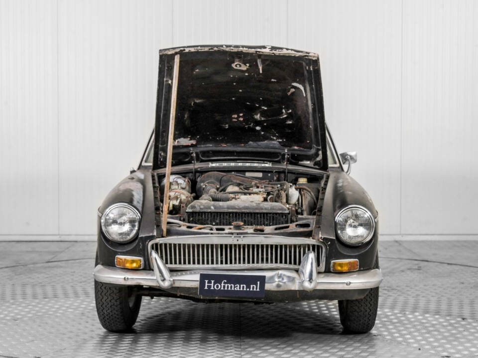 Image 37/50 of MG MGC GT (1969)