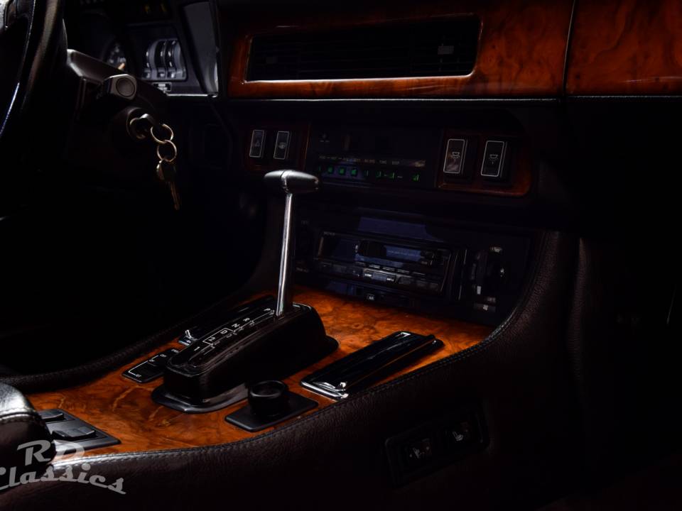 Image 28/43 of Jaguar XJ-S V12 (1990)