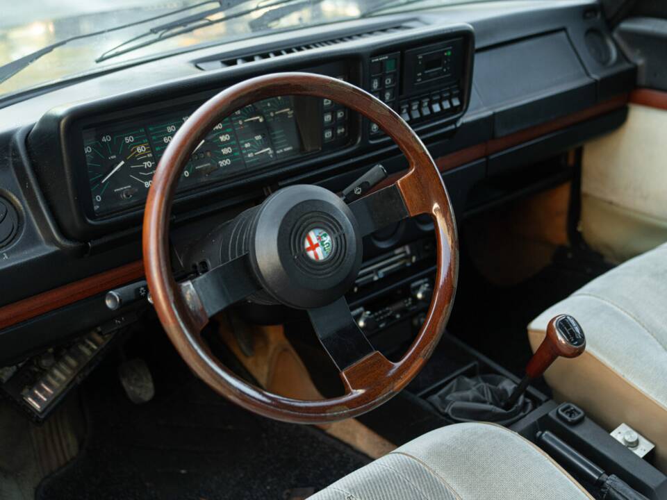 Image 13/39 of Alfa Romeo Alfetta 2.0 (1983)