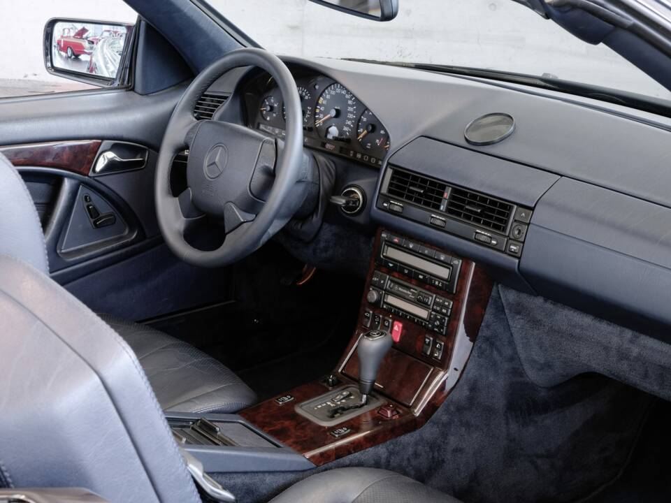 Image 22/46 of Mercedes-Benz SL 320 (1998)
