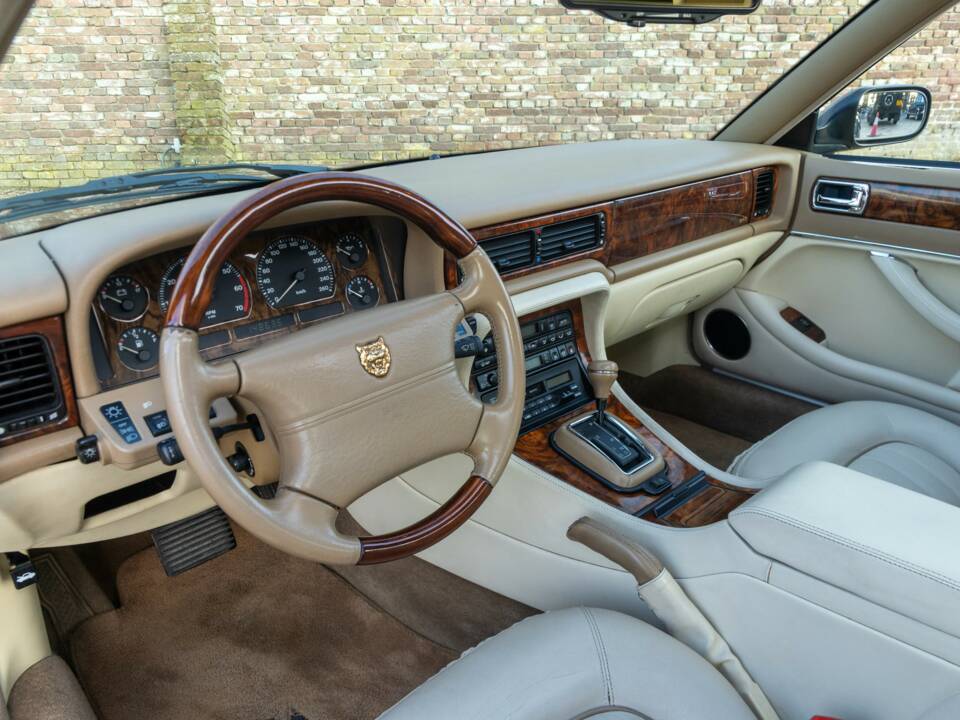 Image 3/50 of Jaguar XJ 6 4.0 Sovereign (1995)