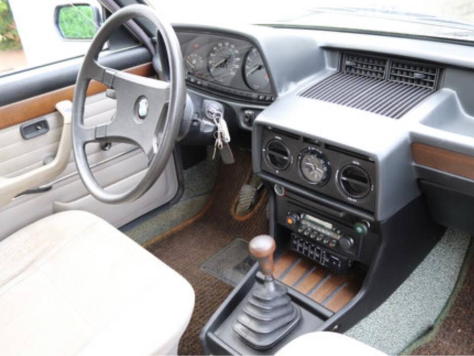 Bild 4/9 von BMW 528i (1979)