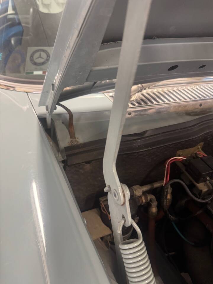 Image 24/32 of Mercedes-Benz 250 C (1972)