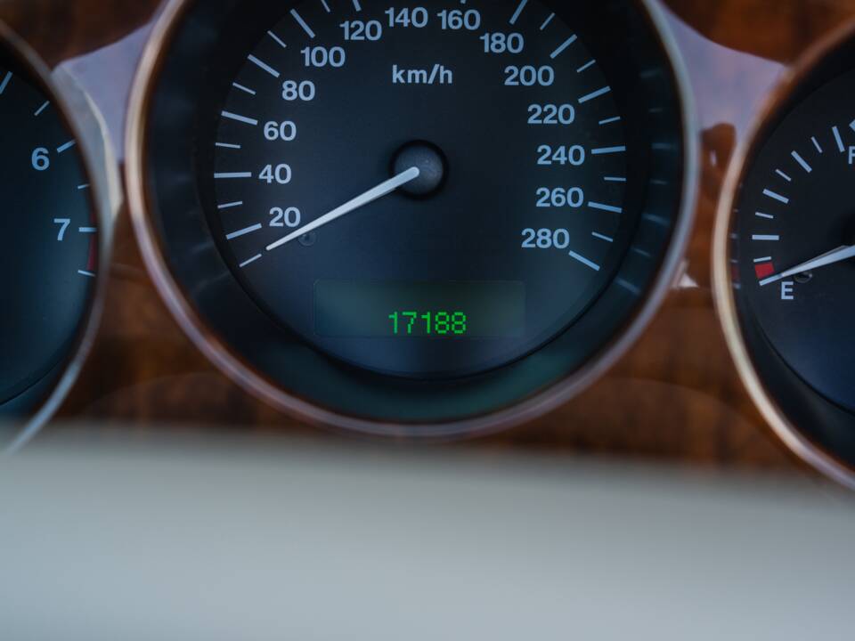 Image 17/91 de Jaguar XK8 4.0 (2000)