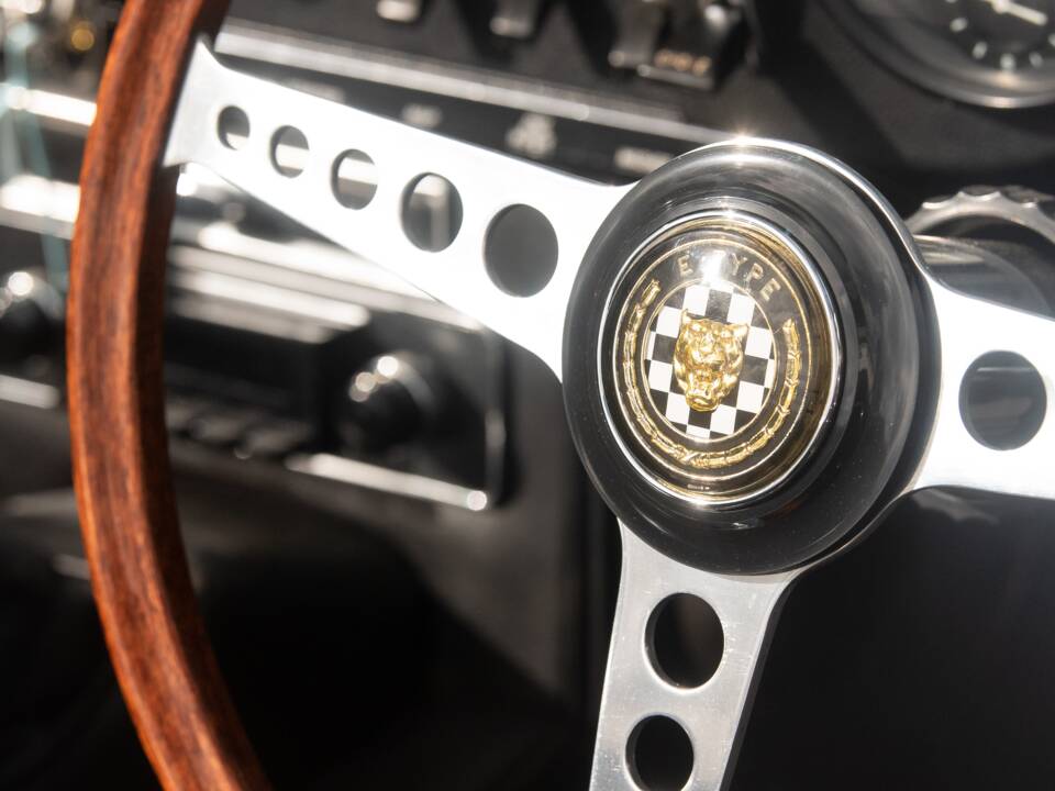 Image 46/50 de Jaguar E-Type (1967)