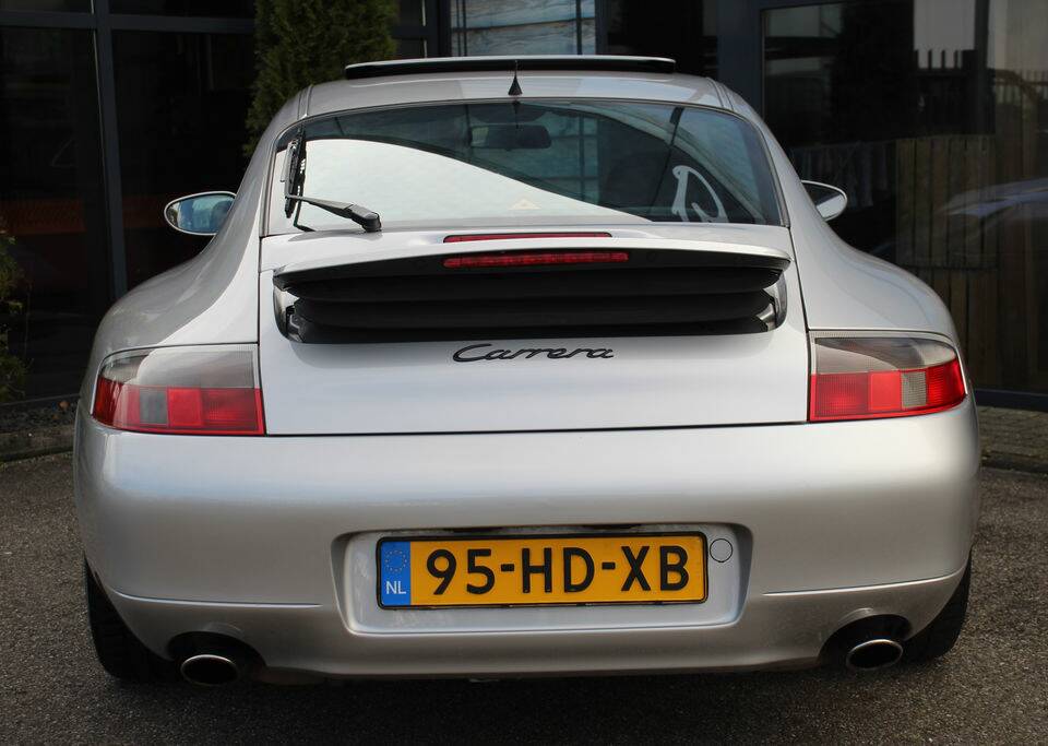 Image 8/8 of Porsche 911 Carrera (1998)