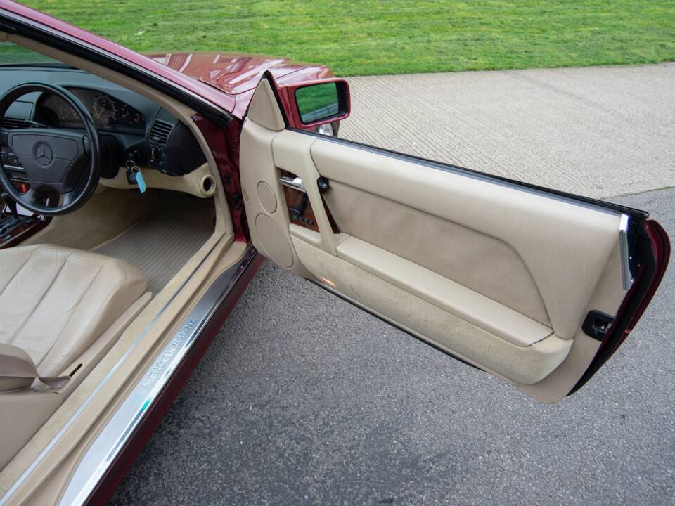 Image 15/28 of Mercedes-Benz 500 SL (1992)